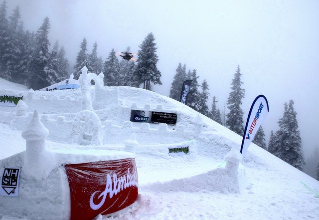 Schneeburgen umgeben von viel Nebel und trickreichen Sprüngen im Neighborhood Snowpark auf der Weinebene.