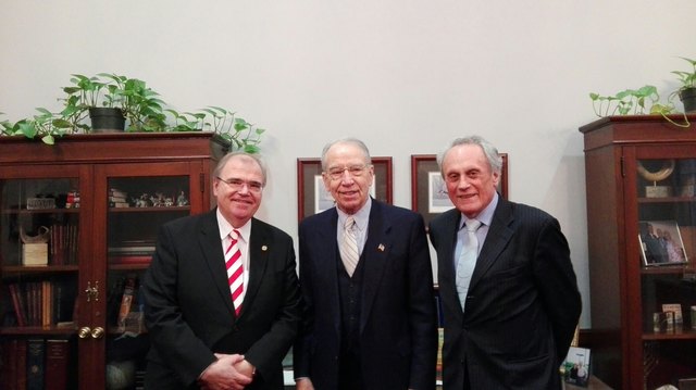 Höchtl gemeinsam mit dem eh. Vizekanzler und Justizminister und dem Vorsitzenden des Justizausschusses des USA-Senats Chuck Grassley im Vorjahr. | Foto: privat