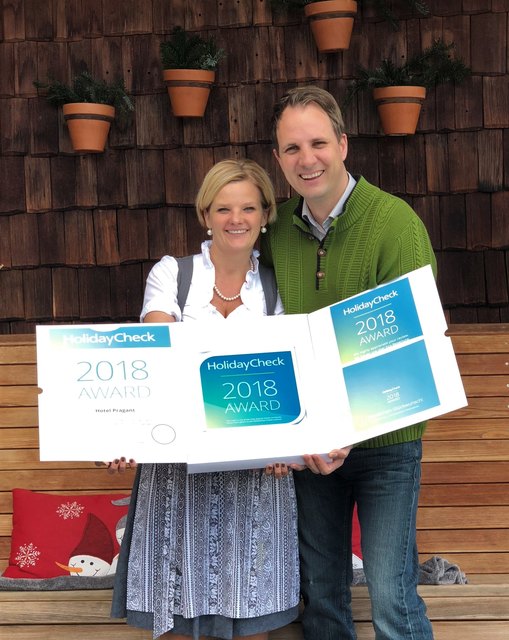 Kerstin und Michael Prägant sind stolz, den Holidaycheck Award 2018 zum zweiten Mal in Folge für ihr Haus bekommen zu haben | Foto: KK/Prägant