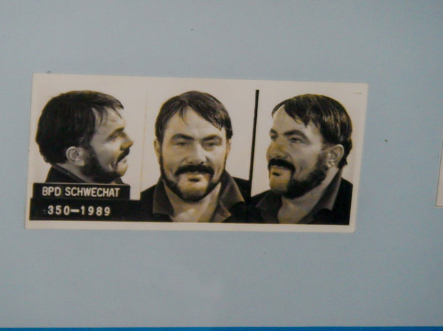 dieses Bild des Erkennungsdienstes, angefertigt in der damaligen Polizeidirktion Schwechat, stammt aus dem Kriminalmuseum in Scharnstein....