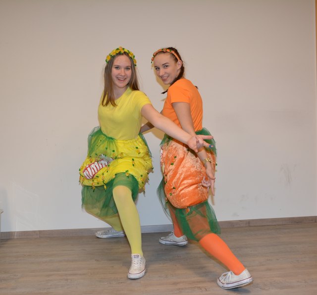 Die jungen Talente Tabea Lepuschitz und Nicole Stuck sind mit vollem Engagement bei den Sekuller Narren dabei | Foto: Privat