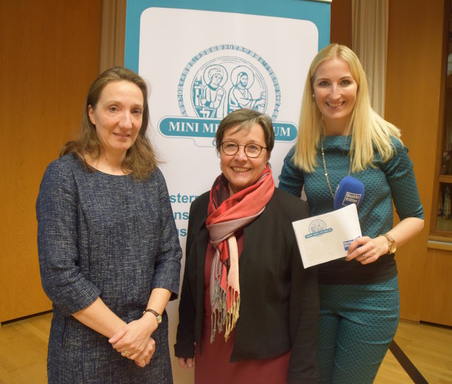 Die beiden Referentinnen Ninon Taylor (Oberärztin der Univ.-Klinik für Innere Medizin III, SALK) und Hofrätin Heidelinde Neumann (Landessanitätsdirektorin) mit Moderatorin Angelika Pehab.