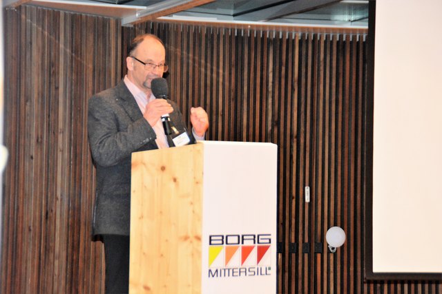 Dir. Peter Seiwald begrüßt die Gäste