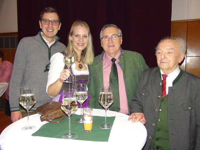 Mit 96 Jahren war Christian Theußl (r.) der älteste Ballbesucher, der auch noch das Tanzbein schwang. Mit dabei am Trachtenball waren auch (v.l.) Daniel Koch, Andrea Haas und natürlich Vizebgm. Johann Ritter.