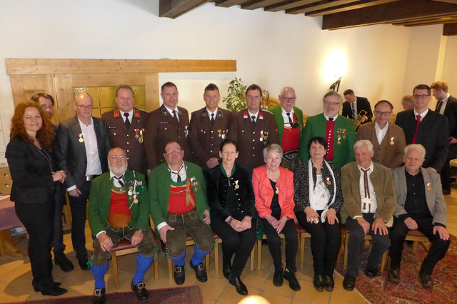 Die 15 TrägerInnen der Sebastiani-Verdienstmedaille mit Vize-Bgm. Dr. Cornelia Hagele (links), Vize-Bgm. Christoph Walch (2.v.l.) und Bgm. Christian Härting (rechts):

Sitzend von links: Josef Grimm, Thomas Gspan, Anita Volgger, Irmi Frajo-Apor, Renate Lungkofler, Walter Hellbert und Max Klieber.
Stehend von links: Alfred Seib, Karl Heißenberger, Arno Wünsche, Andreas Grüner, Martin Larcher, Josef Krug, Karl Carli und Mag. Michael Mayr. | Foto: Schatz