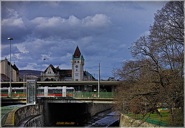 Die Station Hietzing / Kennedy Brücke mit dem Amtshaus