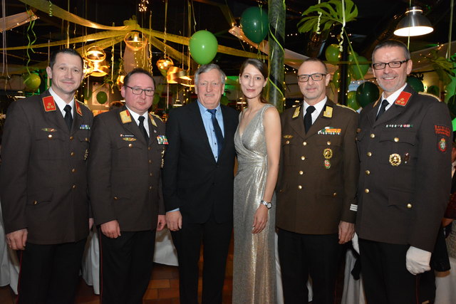 Aufgetanzt: Kommandant Josef Probst (r.) und Direktorin Melanie Franke mit Ehrengästen beim sechsten Ball der Betriebsfeuerwehr Rogner Bad Blumau.