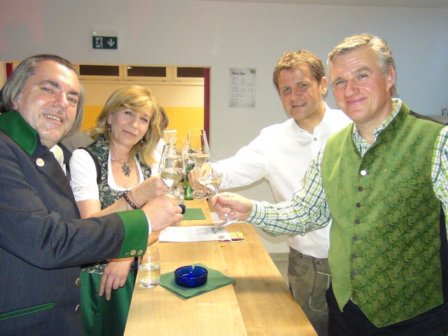 Ein Prosit auf edle südsteirische Rebensäfte.