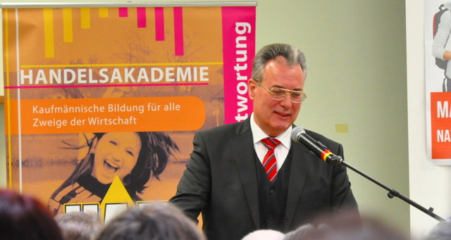 Bezirkshauptmann Helmut-Theobald Müller begleitet die HAK selbst schon seit über einem Jahrzent.
