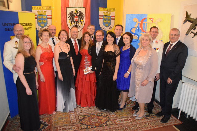 Aufstellen für's Ehrengäste-Foto: Kraft, Jawurek, Höbarth, Zimmermann, Schinnerl, Mayrhofer, Stöhr-Eißert, Auinger, Dam.