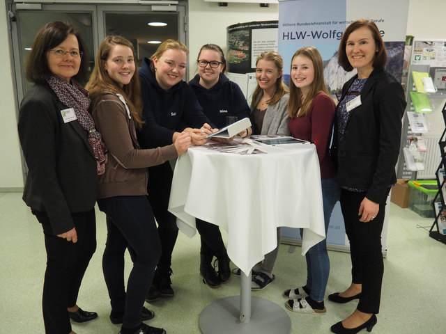 Die Organisatorinnen der Bildungsdrehscheibe, Regina Möslinger und Monika Viehaus, sowie die Absolventinnen Sabrina Nöhmer und Nina Klingl unterstützen Schülerinnen der Fachrichtung LBHM bei ihrer Berufsfindung. | Foto: Monika Viehaus