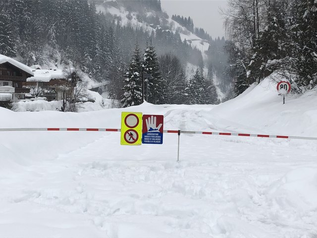 Die B 188 ist ab Pians gesperrt (im Bild am Ortsausgang von See Richtung Landeck) : Das gesamte Paznaun ist derzeit nicht erreichbar.