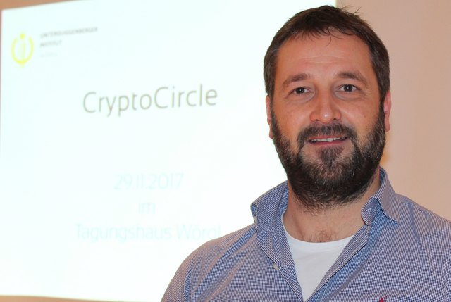 Facilitator Heinz J. Hafner leitet den Crypto-Circle des Unterguggenberger Institutes. | Foto: Veronika Spielbichler