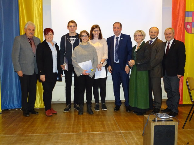 Vizebürgermeister Leopold Aschauer, Gemeinderätin Doris Widhalm, die Jungbürger Andreas Zimmerl, Vanessa Weixlbraun und Marlene Gari, Bürgermeister Karl Elsigan, Bundesrätin Adelheid Ebner, Gemeinderat Reinhard Poppinger und Jugendreferatsleiter Wolfgang Juterschnig.