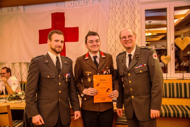 Thomas ist Tombolagewinner, Hartmut und Gerolf gratulieren. | Foto: RK Golling/Stefan Pichler
