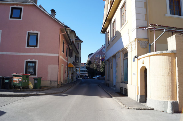 In diesem Teilbereich der Bernhardtgasse ist bis 2. März mit zeitweisen Vollsperren zu rechnen – das linke rosarote Gebäude wird bis zum gelben Vordach abgebrochen | Foto: eggspress