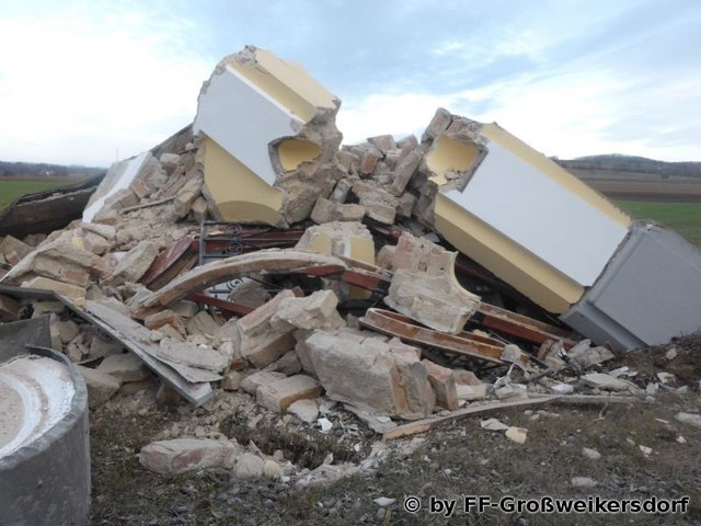 Die kleine Kapelle brach zusammen, wodurch der Lenker in seinem Fahrzeug eingeklemmt wurde.