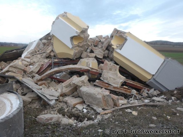 Die kleine Kapelle brach zusammen, wodurch der Lenker in seinem Fahrzeug eingeklemmt wurde. | Foto: FF Großweikersdorf