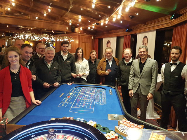 Eisschützenverein Scharnitz im Casino Seefeld, links im Bild Katharina Triendl. | Foto: Crepaz