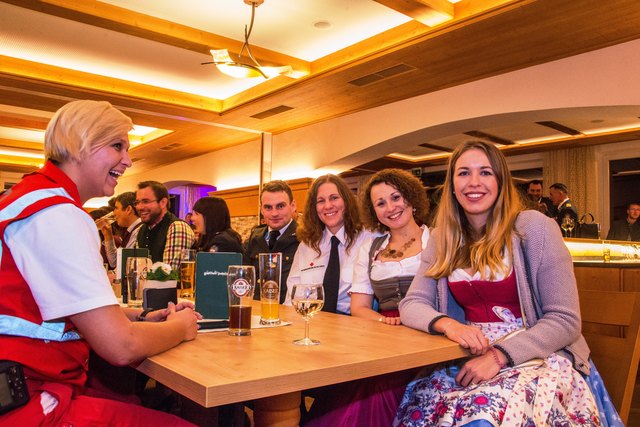 Christoph, Sarah, Chantal, Corina genossen den Ball | Foto: RK Golling/Stefan Pichler