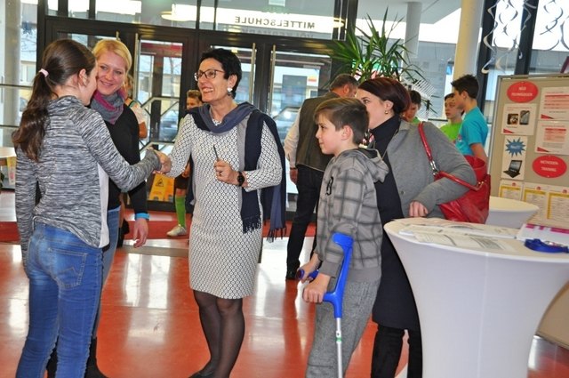 Schulleiterin Elisabeth Ouschan begrüßt alle interessierten Schüler | Foto: Christi Potocnik