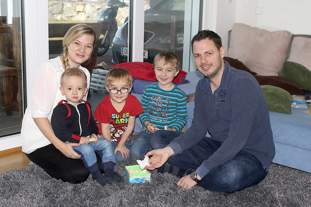 Familie Lissi, Jonas und Marcus Stoimaier gewann die von Matteo und Moritz (Mitte) gebastelte Seifenbox.