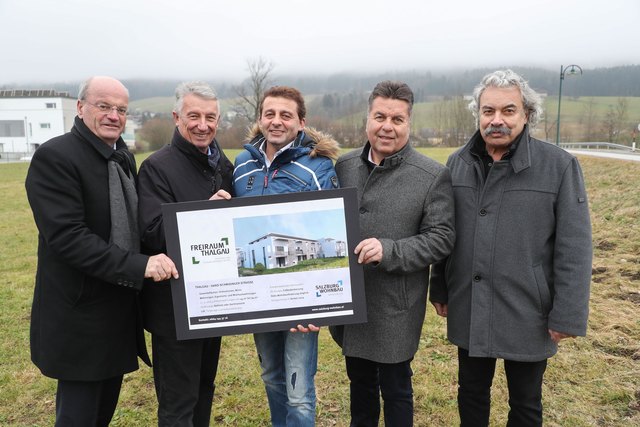 Von links nach rechts: Salzburg Wohnbau-Geschäftsführer Christian Struber, Helmut Mödlhammer, Bürgermeister Martin Greisberger, Wohnbaulandesrat Hans Mayr und Architekt Wilhelm Lankmayer. | Foto: Franz Neumayr