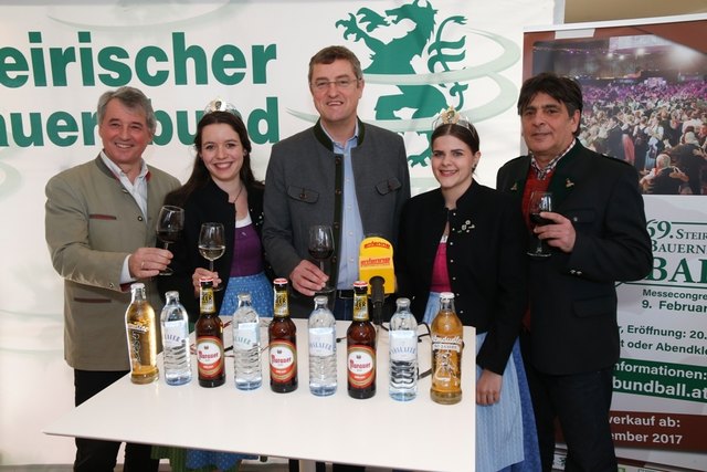 Prost: Luttenberger, Jöbstl, Tonner, Silberschneider und Künstler Wolfgang Garofalo (v. l.), der die Etiketten für die Siegerweine gestaltet. | Foto: Arthur