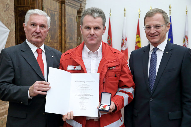 Christian Schasching aus St. Aegidi (Mitte) erhielt am 15. Jänner 2018 in Linz die Rettungsdienstmedaille. | Foto: Land OÖ/Denise Stinglmayr