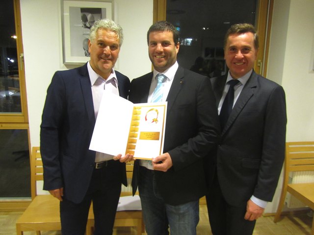 Bei der Übergabe der Urkunde durch den Fachinspektor für Sport, Mag. Robert Tschaut (links), Mag. Michael Kling (Sportlehrer Gymnasium Zell am See) und Mag. Johannes Plötzeneder (Bildungsdirektor, rechts)