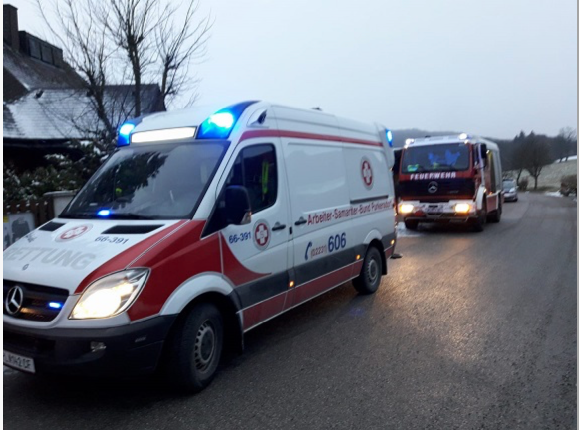 Über eine offene Balkontür gelangte die Feuerwehr in das Haus und konnte dem Rettungsteam die Tür öffnen.