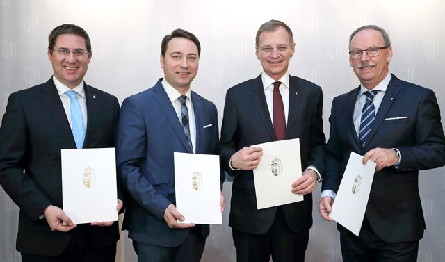 Bürgermeister Andreas Rabl (Wels), Landeshauptmann-Stellvertreter Manfred Haimbuchner, Landeshauptmann Thomas Stelzer und Bürgermeister Gerald Hackl (Steyr) besiegelten die künftige Zusammenarbeit zwischen den Magistraten und Bezirksbehörden in Wels und Steyr. | Foto: Land OÖ/Stinglmayr