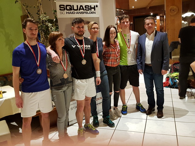 Michael Treiss (H3), Evelin Lehner (D2), Turniersieger Herren: Daniel Haider, Turniersiegerin Damen Karolin Wabro, Nadine Nagel (D3) und Paul Mairinger (H2) und Christian Partoll (Vizebürgermeister von Ansfelden)