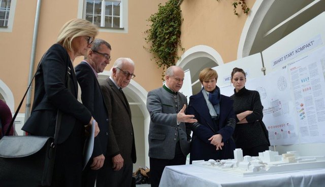 Projektbesprechung: Susanne Kaltenegger, Peter Koch, Juryvorsitzender Franz Riepl sowie Johan Seitinger mit Stefanie Wögrath und Sabrina Mehlan vom Siegerteam "illiz Architektur".