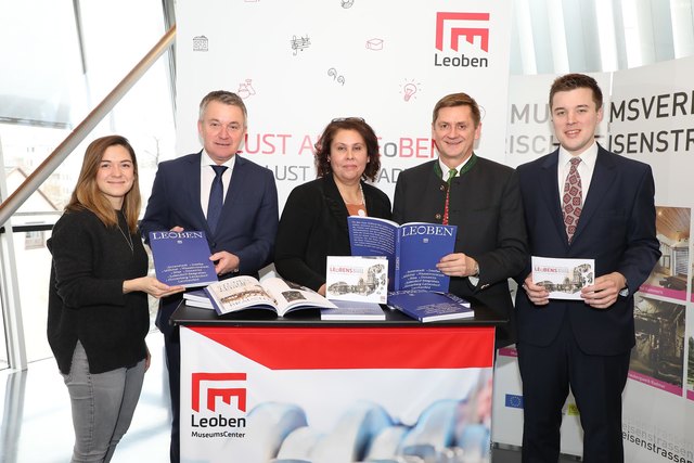 Pressegespräch: Grafikerin Marie Zieger, Kulturmanager Gerhard Samberger, Museumsleiterin  Susanne Leitner-Böchzelt, Bürgermeister Kurt Wallner und Kulturreferent Johannes Gsaxner (v.l.). | Foto: Freisinger/Armin Russold