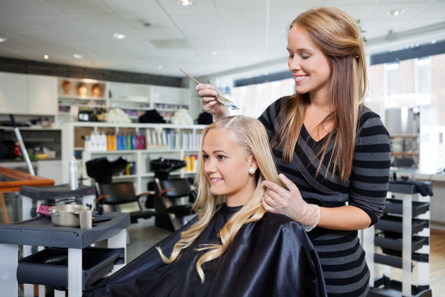 Der Lehrberuf Friseur und Perückenmacher macht mit 318 Lehrlingen in der BS 2 den größten Teil der Schüler aus. | Foto: Tyler Olson/Fotolia
