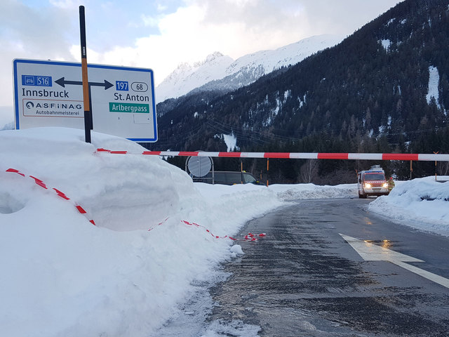 St. Anton am Arlberg ist wieder erreichbar: Die Sperre der Bundesstraße ab der Mautstelle wurde aufgehoben. | Foto: ZOOM.TIROL