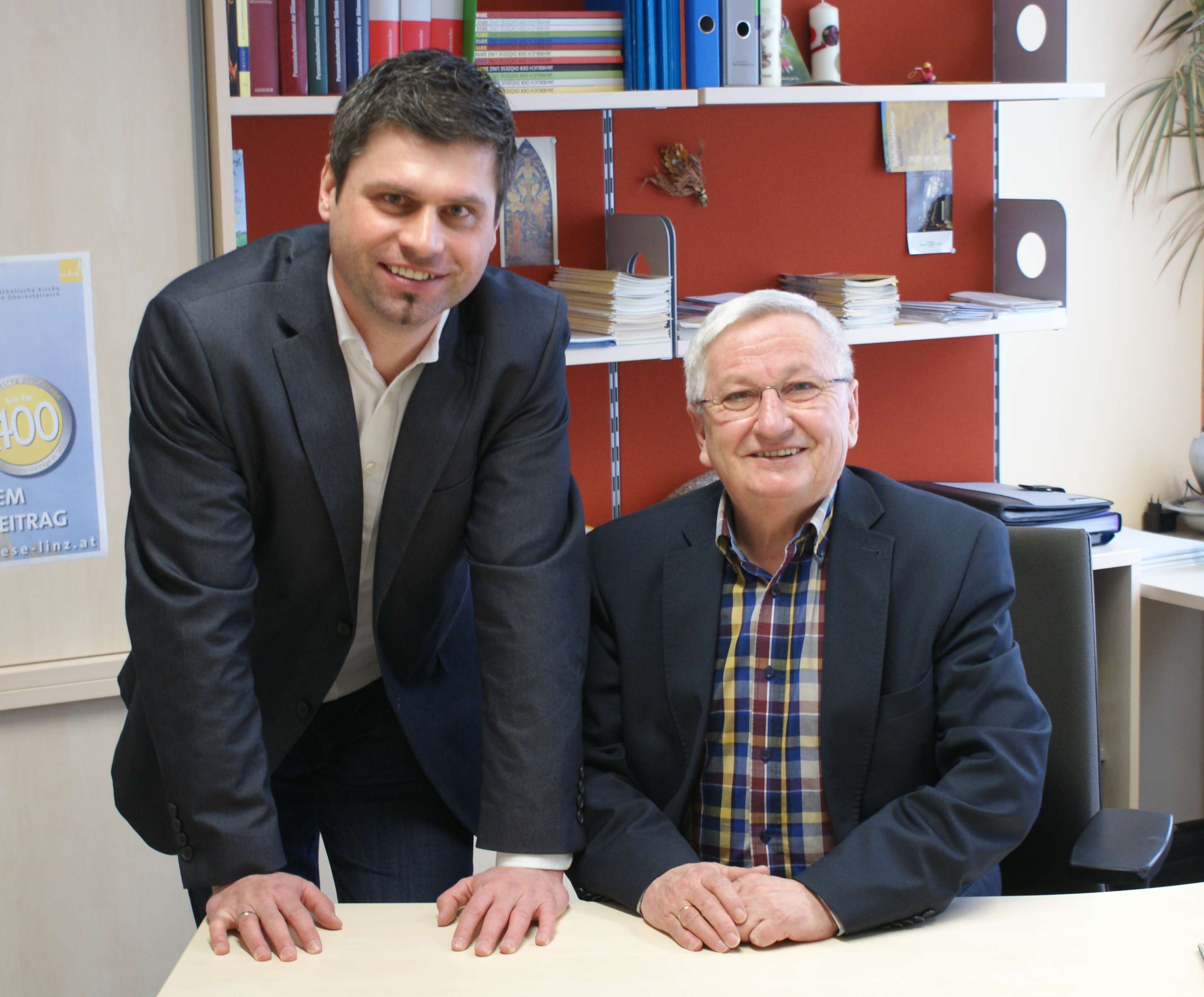 Josef Kohlbauer (re.) ist Leiter der Kirchenbeitragsregion Innviertel. Bernhard Hosner ist sein Stellvertreter.