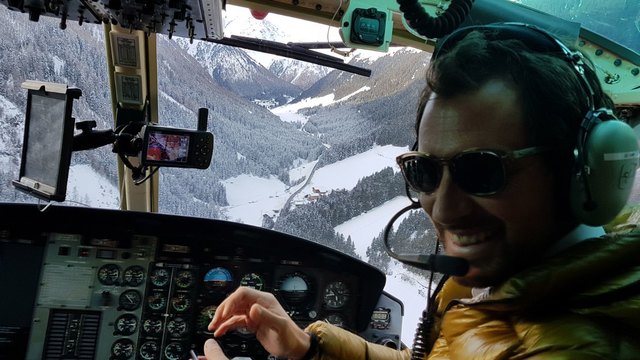 Bgm. Georg Dornauer in neuer Funktion: Per Hubschrauber wurde die kontrollierte Lawinensprengung beobachtet. | Foto: privat