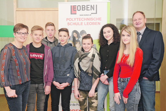 Bereit für den Jobday am Donnerstag, 8. Februar: PTS-Direktor Paul Neugebauer (re.) mit seiner Stellvertreterin Bettina Ebner (li.) sowie Schülerinnen und Schülern.
