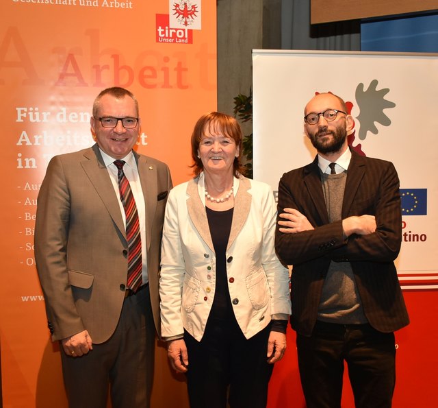 Bei der heutigen Tagung &#132;Demographischer Wandel in der Europaregion&#147; im Landhaus in Innsbruck: (v.l.) LR Johannes Tratter, LRin Martha Stocker und Riccardo Salomone (Arbeitsmarktverwaltung Trentino) setzen auf arbeitsmarktpolitische Vernetzung. | Foto: Land Tirol