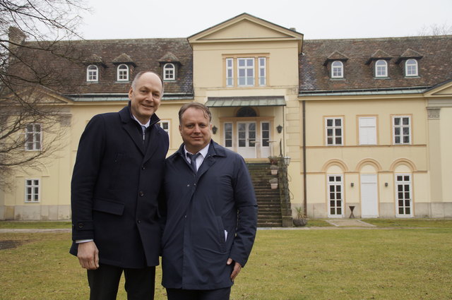 Vor dem Schloss Altmannsdorf: Vorstand Peter Predl und Finanzchef Andreas Katzenbeisser (l).