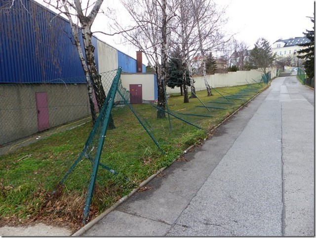 Am Boden zerstört: Der Zaun der Bowlinghalle gibt ein trauriges Bild ab. Im Frühjahr wird er repariert.