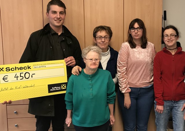 Bei der Übergabe: Gemeinderat Andreas Feiler, Irene Friedrich, Förderwerkstätten-Leiterin Karin Reisner, Katrin Tilly und Jaqueline Hötschl (v.l.)