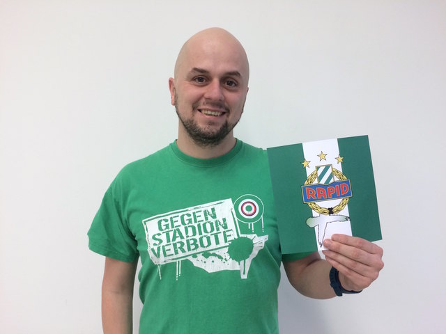 Bernd Herger mit dem alternativen Rapid-Logo - er ist einer der Initiatoren der Facebook Gruppe "Für ein Frauenteam SK Rapid Wien". | Foto: Noël Gaar