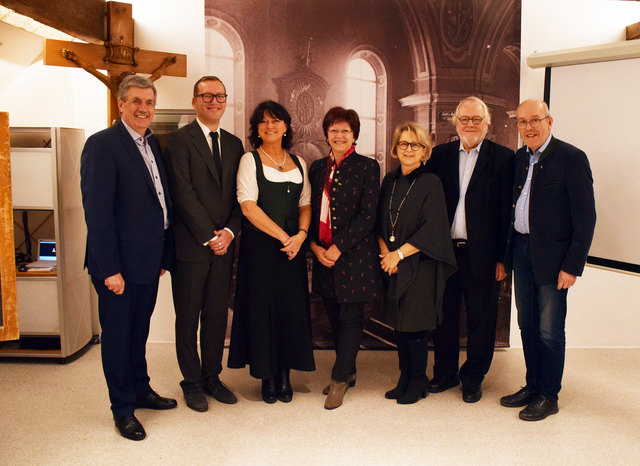 Bgm. Peter Schröder, Organist und Vizebgm. Georg Djundja, Rosmarie Hainz, dritte Bgm. der Stadt Laufen, Dagmar Bittricher, Museumsreferentin des Landes Salzburg, Vizebgm. Sabine Mayrhofer, Kustos Josef A. Standl | Foto: Gemeinde Oberndorf