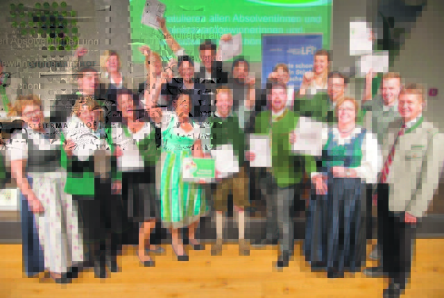 Die Ehrengäste gratulierten den erfolgreichen Absolventinnen und Absolventen des Ländlichen Fortbildungsinstitutes aus den Bezirken Murau und Murtal. | Foto: Waldhuber