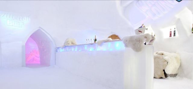 White Lounge Iglu Parties mit unvergesslichem Tagesausklang auf 2.000 m Höhe. Mit guter Musik und einzigartiger Stimmung geht es bei den White Lounge Iglu Parties heiß her. Jeden Dienstag wird gefeiert und getanzt, was das Iglu aushält. | Foto: Mayrhofner Bergbahnen