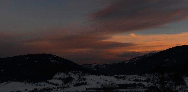 Noch leuchtet die Sonne in den Höhen, doch schnell geht es und im Tal sind alle Schatten in der Finsternis verschwunden.