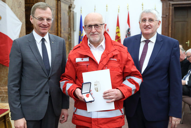 Ferdinand Lachinger erhielt die Rettungs-Dienstmedaille in Silber. | Foto: Land OÖ/Denise Stinglmayr